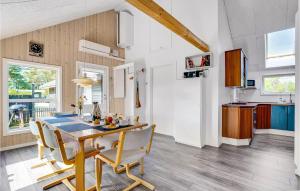HalbyにあるAwesome Home In Skjern With 2 Bedrooms And Wifiのキッチン、ダイニングルーム(テーブル、椅子付)