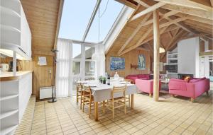 comedor con mesa y sillas rosas en Amazing Home In Hvide Sande With Kitchen en Havrvig