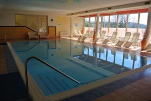 Basen w obiekcie THERMEN - APARTMENT BIODORF Bad Waltersdorf lub w pobliżu