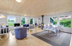 ein Wohnzimmer mit einem Tisch und einem Sofa in der Unterkunft Beautiful Home In Hejls With Wifi in Hejls