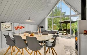 エーベルトフトにあるAmazing Home In Ebeltoft With 4 Bedrooms And Saunaのキッチン、ダイニングルーム(テーブル、椅子付)