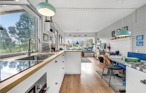Virtuvė arba virtuvėlė apgyvendinimo įstaigoje Awesome Home In Mesinge With Wifi