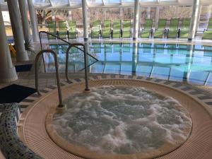 Basen w obiekcie THERMEN - APARTMENT BIODORF Bad Waltersdorf lub w pobliżu