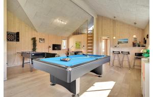 SkåstrupにあるAmazing Home In Bogense With 6 Bedrooms, Sauna And Wifiのビリヤード台付きの広い客室です。
