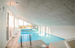 Bazén v ubytování Amazing Home In Ebeltoft With Kitchen nebo v jeho okolí