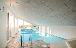 エーベルトフトにあるStunning Home In Ebeltoft With Sauna, Wifi And Indoor Swimming Poolの大型スイミングプール(青い水)