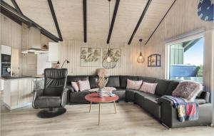 uma sala de estar com um sofá preto e uma mesa em Beach Front Home In Assens With House Sea View em Assens