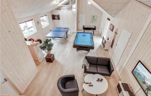 vista sul soffitto di un soggiorno con tavolo da biliardo di 8 Bedroom Beautiful Home In Bogense a Bogense
