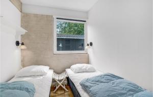 twee bedden in een kamer met een raam bij Gorgeous Home In Jgerspris With Wifi in Hornsved