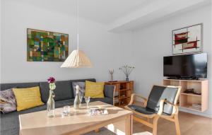 TV a/nebo společenská místnost v ubytování Cozy Apartment In Allinge With Wifi