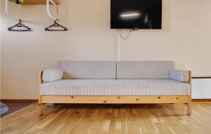 阿灵厄Cozy Apartment In Allinge With Wifi的客厅设有沙发,配有电视