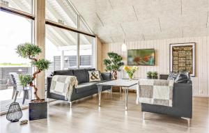 sala de estar con sofá y mesa en Gorgeous Home In Bogense With Indoor Swimming Pool, en Bogense