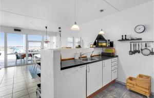 una cucina con mobili bianchi e un piano di lavoro di Holiday Home Hasle Marina Hasle X a Hasle Altre 15 foto
