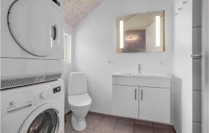 Koupelna v ubytování Pet Friendly Home In Bogense With Sauna