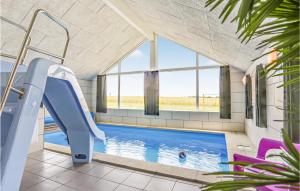 ボーゲンセにあるBeautiful Home In Bogense With Sauna, Wifi And Indoor Swimming Poolの家屋内の滑り台付きスイミングプール