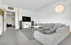 Posezení v ubytování 5 Bedroom Amazing Home In Bandholm