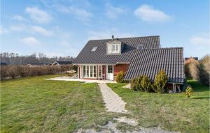 uma casa com um telhado de gambrel e um relvado em Beautiful Home In Frrup With Kitchen em Tårup