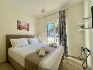 A bed or beds in a room at Angelina's Lovely Home