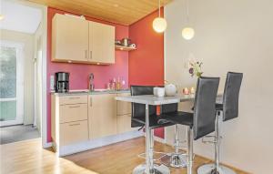 Virtuve vai virtuves zona naktsmītnē Nice Apartment In Allinge With Wifi