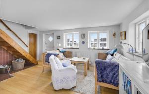 Sønderhoにある2 Bedroom Lovely Home In Fanのリビングルーム(青と白の家具、階段付)