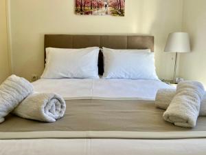A bed or beds in a room at Angelina's Lovely Home