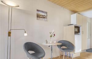 アリンエにあるStunning Apartment In Allinge With Wifiの椅子2脚とテーブルのあるダイニングルーム