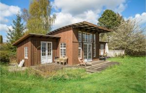 une petite cabane en bois avec une terrasse en herbe dans l'établissement 2 Bedroom Amazing Home In Faxe, à Faxe