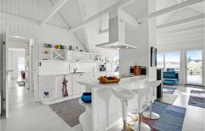 Kuchyň nebo kuchyňský kout v ubytování Holiday Home Sydslugen Blåvand Ii