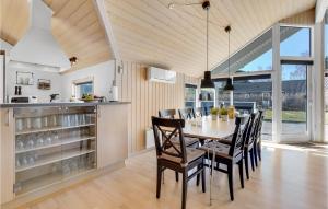 Η κουζίνα ή μικρή κουζίνα στο Four-Bedroom Holiday Home In Vaggerlose