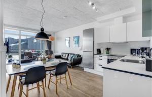 Η κουζίνα ή μικρή κουζίνα στο Beautiful Apartment In Hvide Sande