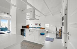 Kuchyň nebo kuchyňský kout v ubytování Holiday Home Sydslugen Blåvand Ii