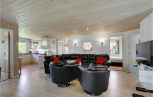 sala de estar con sofá de cuero negro en Beautiful Home In Lgstr With Indoor Swimming Pool, en Trend