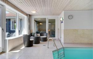 Casa con piscina junto a un patio en Beautiful Home In Lgstr With Indoor Swimming Pool, en Trend