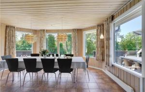 comedor con mesa, sillas y ventanas en Beautiful Home In Lgstr With Indoor Swimming Pool, en Trend