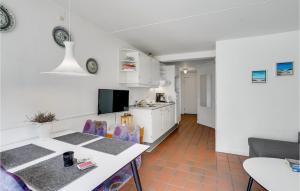 uma cozinha e sala de estar com mesa e cadeiras em Lejl, 219 St, em Fanø