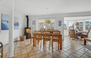 - une salle à manger avec une table et des chaises dans l'établissement Beautiful Home In Rm With Wifi, à Havneby