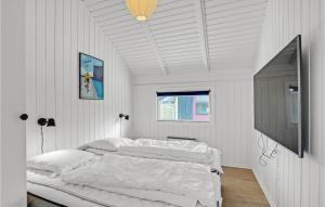 バイアス・スタンにあるLrkeredenの白いベッドルーム(ベッド1台、テレビ付)