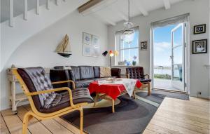 uma sala de estar com um sofá e uma mesa em Cozy Apartment In Borre With House Sea View em Borre