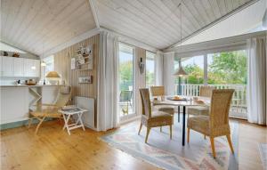 cocina y comedor con mesa y sillas en 3 Bedroom Awesome Home In Stege, en Stege