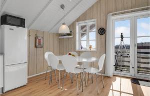 cocina con mesa, sillas y nevera en 3 Bedroom Amazing Home In Rm, en Havneby