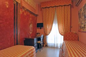 1 dormitorio con 2 camas y ventana en Residenza Cantagalli, en Florencia