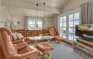 sala de estar con sofá, TV y mesa en Amazing Home In Egernsund With House A Panoramic View, en Egernsund