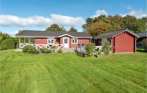 una casa roja con un gran patio en Gorgeous Home In Fars With Kitchen, en Ertebølle