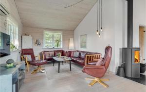 sala de estar con sofá y mesa en Gorgeous Home In Fars With Kitchen, en Ertebølle