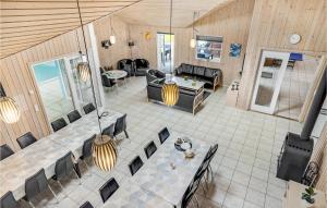 vistas panorámicas a una sala de estar con mesa y sillas en Stunning Home In Idestrup With Indoor Swimming Pool, en Bøtø By
