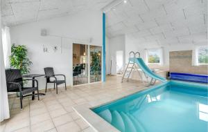 een huis met een zwembad en een woonkamer bij Stunning Home In Idestrup With Indoor Swimming Pool in Bøtø By