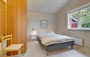 ErtebølleにあるBeautiful Home In Fars With 3 Bedrooms And Wifiの窓付きの部屋にベッド付きのベッドルーム1室があります。