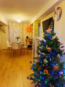 Un árbol de Navidad en medio de una sala de estar en Precioso apartamento en el centro de Santander, en Santander