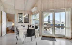 Un comedor con mesa y sillas en Holiday Home Havremarken, en Hejls