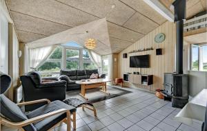 salon z kanapą i kominkiem w obiekcie Beautiful Home In Ebeltoft With Indoor Swimming Pool w mieście Ebeltoft